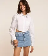 Minifalda de jean azul con bolsillos delanteros y traseros, cierre con botón y cremallera.