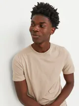 Remera de manga corta color beige, con cuello redondo y corte slim fit.