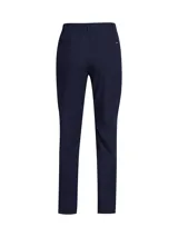 Pantalón de golf azul marino, liviano y elástico, con corte recto y cinturón azul con hebilla metálica.