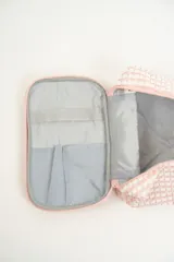 Neceser rectangular con cierre de cremallera, confeccionado en tejido de toalla con textura de motitas en color blanco y rosa pastel.