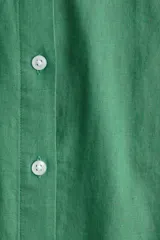 Camisa verde de lino y viscosa, de corte holgado, con cuello clásico, cierre frontal con botones y mangas 3/4.