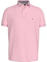 Chomba rosa de Tommy Hilfiger, corte regular, con cuello tipo chomba, cartera de dos botones, logo bordado en el pecho y detalles distintivos de la marca.