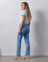 Pantalón de gabardina elastizada color celeste, marca Zac & Rachel, de corte slim. Tiene pretina con pasadores, botón y cierre. Delantera con tres bolsillos y trasera con bolsillos ojal.