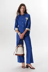 Pantalón de lino azul de corte recto.