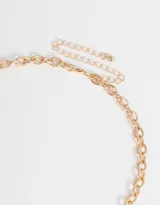 Collar corto con cadena de eslabones dorados y multidijes de corazones, llaves y moño de metal plateado y dorado.