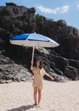 Vestido corto tipo camisa color beige con bordados florales en azul.