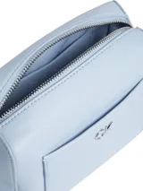 Cartera compacta de piel sintética azul de Calvin Klein, con correa ajustable y cierre de cremallera.