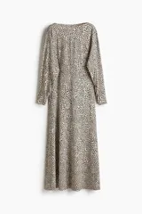 Vestido midi de manga larga con estampado animal en tonos beige y negro.