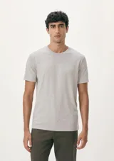 Remera básica de manga corta color gris claro, con cuello redondo.