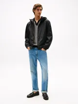 Campera rompeviento de poliéster reciclado con capucha ajustable. Presenta un diseño liso en color negro, cierre frontal completo, puños elásticos y el logo de Tommy Hilfiger engomado en la manga.