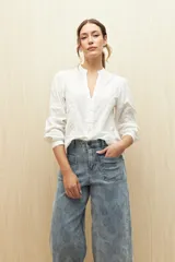 Pantalón ancho de tiro alto con estampado paisley en toda la superficie.