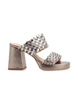 Sandalias con plataforma color peltre, con tiras trenzadas manualmente en dualidad de colores de cueros metalizados, taco cuadrado y suela en TR. Diseñado en Uruguay, fabricado en Brasil.