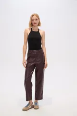 Pantalón negro de eco-cuero, de calce medio.