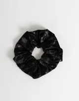 Coletero de terciopelo negro con pequeñas estrellas doradas estampadas.