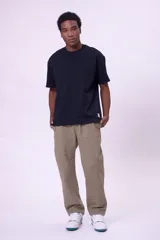 Remera color beige de corte recto y mangas cortas.