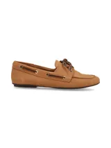 Mocasín náutico color marrón claro de cuero, con cordones de cuero marrón y suela plana.