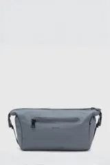 Neceser gris con el logo de la marca en negro. Cuenta con un compartimento principal con cierre, un bolsillo lateral para accesorios y un bolsillo interior con cierre. Tiene una capacidad de 5.77 litros.