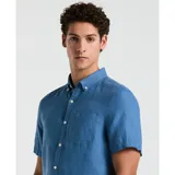 Camisa celeste de lino con manga corta, cuello abotonado y bolsillo en el pecho.