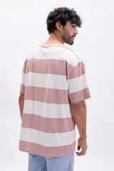 Remera de manga corta oversize a rayas horizontales color marrón y blanco.