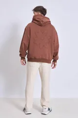 Buzo marrón con capucha y bolsillo tipo canguro.