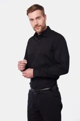 Camisa de vestir negra de corte clásico, con manga larga y botones frontales.
