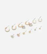 Set de aros dorados con diferentes diseños: aros tipo argolla con borde plateado, aros tipo argolla con dije de corazón plateado, aros pequeños con textura, aros tipo botón con forma de corazón plateado, aros tipo botón con esfera dorada y aros tipo botón con strass.
