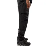 Pantalón cargo negro con bolsillos laterales con cierre y tobillos ajustados.