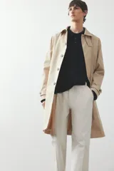 Pantalón de vestir color crema, de corte recto, con bolsillos laterales y traseros. Se ajusta a la cintura con botón.