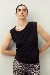 Musculosa color marrón claro, sin mangas, con cuello redondo y frunces laterales.