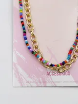 Set de dos collares cortos: uno de cadena dorada de eslabones grandes y otro de cuentas de colores.