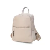 Mochila color beige de nylon resistente, con cierre principal y bolsillo frontal. Cuenta con detalle en simil cuero y bolsillo pequeño. Bolsillo trasero con cierre y bolsillos laterales para mayor comodidad. Correas a tono.