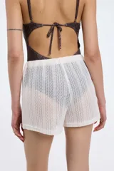 Short de crochet color blanco con cintura elastizada.