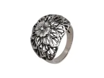 Anillo de plata 925 con diseño floral calado y acabado empavonado.