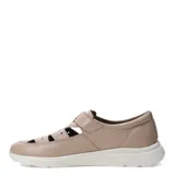 Sandalia de cuero color marrón con aberturas y ajuste con velcro.
