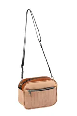 Bandolera negra con correa ajustable y textura simil cuero de cocodrilo.