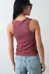 Top musculoso blanco de tejido rib, con diseño ajustado y moderno.