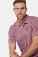 Remera polo piqué lisa color salmón, con cuello en rib y botones personalizados.