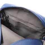 Bandolera azul de tela con cierre doble, asa fija, forro interior textil, bolsillo interno con cierre y dos bolsillos externos con cierre.