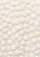 Vestido corto color crema con detalle de abalorios.