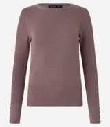 Suéter de punto color verde, con cuello barco, mangas largas y textura acanalada.