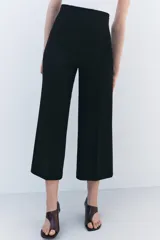 Pantalón culotte negro de tiro alto y pierna ancha.