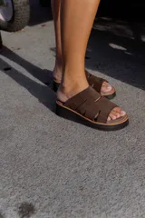 Sandalias marrones de gamuza con plataforma y tiras con aberturas.