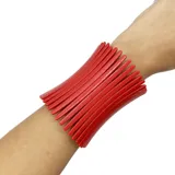 Pulsera ancha de resina roja, elástica y de diseño alargado.