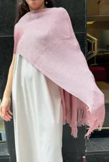 Chal de lurex color rosa, tejido con hilo brillante y terminaciones con flecos.