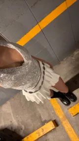 Top halter color plateado con escote drapeado y espalda descubierta.