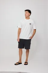 Remera negra de algodón con estampado en la espalda con el logo de Rusty Surf Company en forma de sol con motivos tribales en colores pastel.