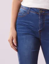 Jean bootcut de tiro alto marca Harmony & Havoc, con terminación de pierna acampanada, pretina con pasadores, botón y cierre. Delantera con bolsillos inclinados, trasera con bolsillos aplicados.