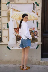 Camisa blanca de lino con cuello y puños de crochet color beige, manga larga y cierre con botones color madera.