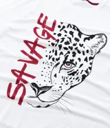 Remera alargada de algodón con cuello redondo y mangas cortas. Estampa de leopardo con lettering Savage.