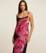 Vestido midi negro de tul con estampado de una rosa rosa en el frente, breteles finos y escote redondo.